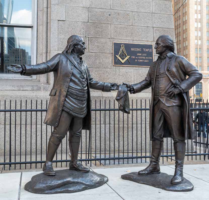 Statue di Benjamin Franklin e George Washington davanti al Tempio Massonico di Philadelphia