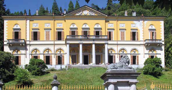 Facciata di Villa Faraggiana ad Albissola, con il giardino antistante
