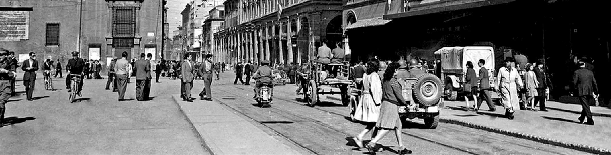 Veduta panoramica di via Rizzoli a Bologna nel 1945