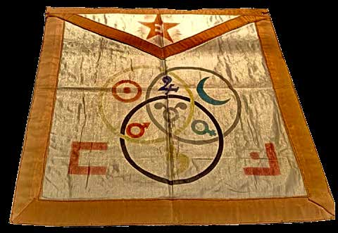 Grembiule rituale con simboli alchemici e astrologici su fondo chiaro