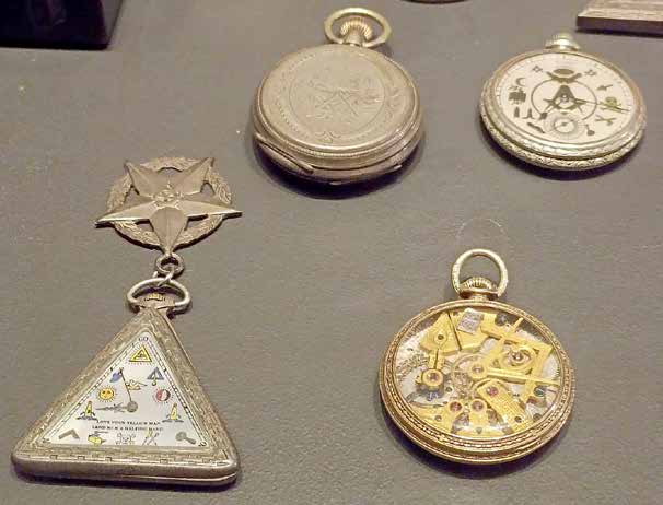 Orologi da tasca e gioielli decorati con simboli massonici