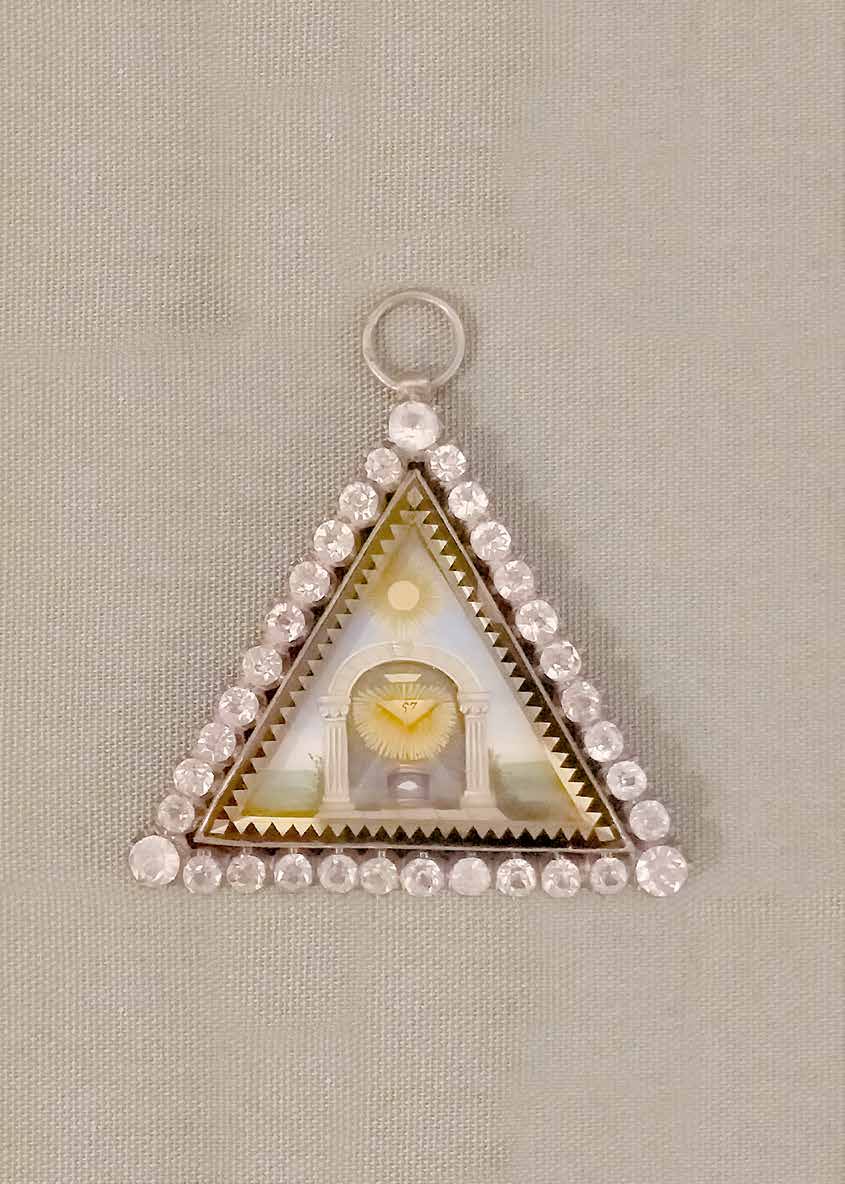 Pendente triangolare con simboli massonici e pietre chiare